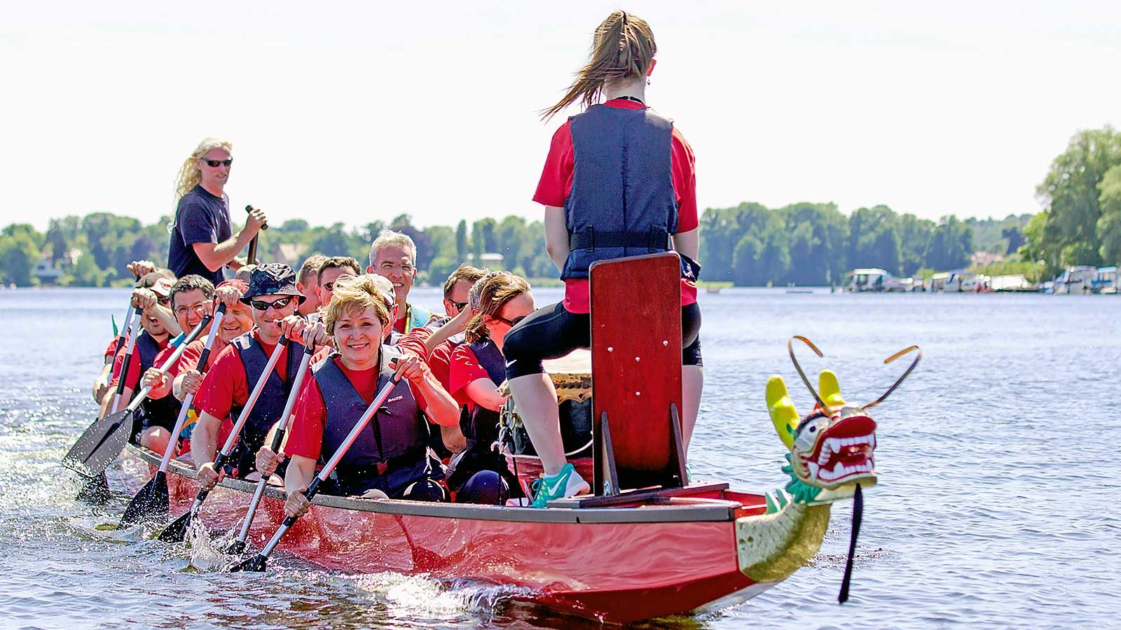 Mit dem Team eine Drachenbootausfahrt machen