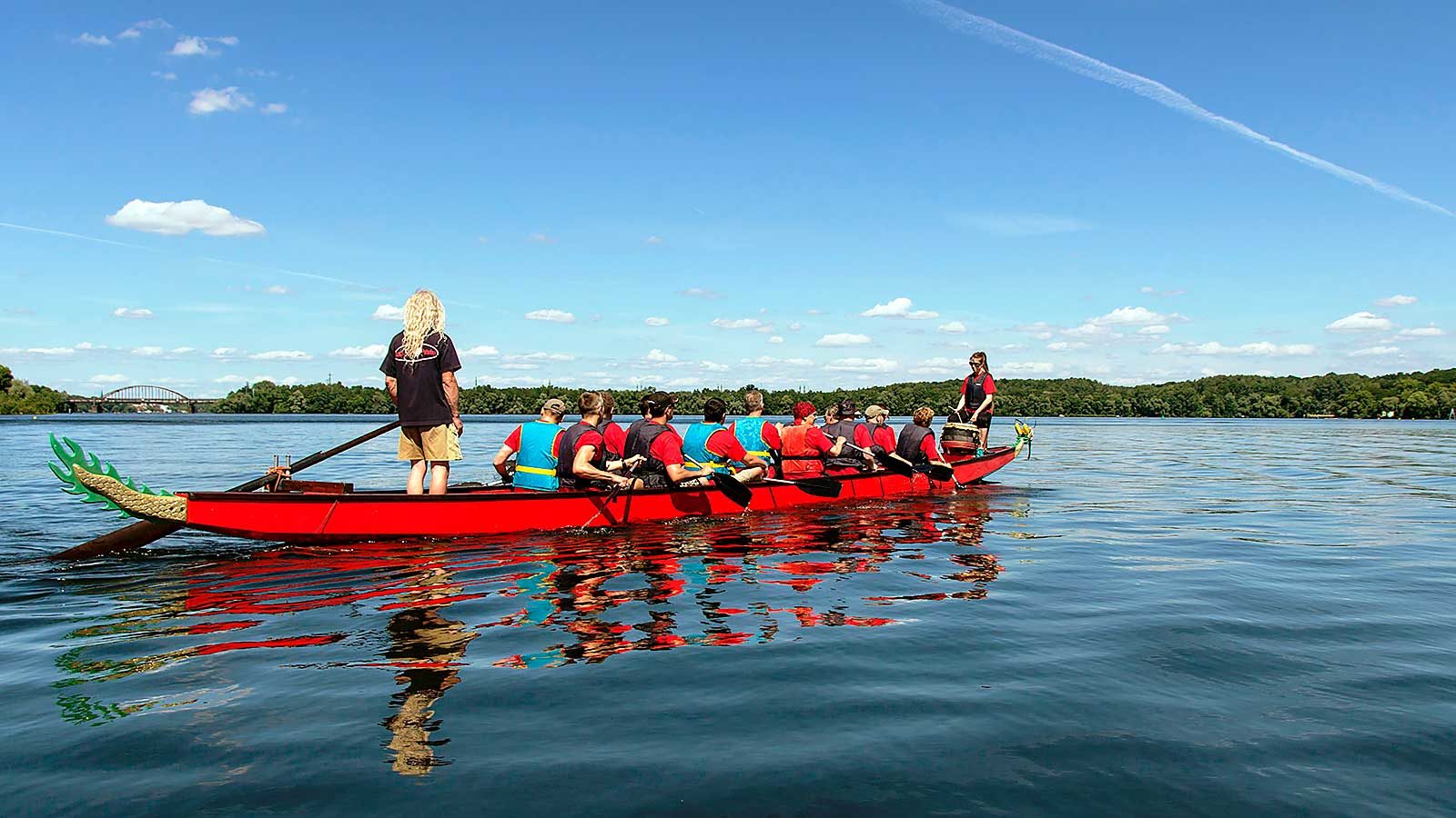 Mit Windsurfing Potsdam eine Drachenbootfahrt auf dem Templiner See machen