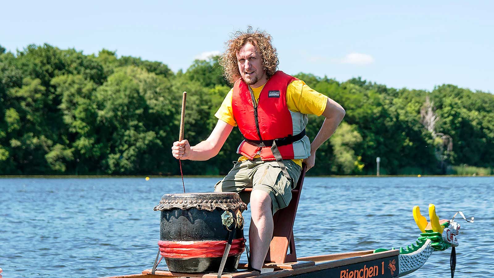 Der Trommler treibt sein Team auf dem Drachenboot an