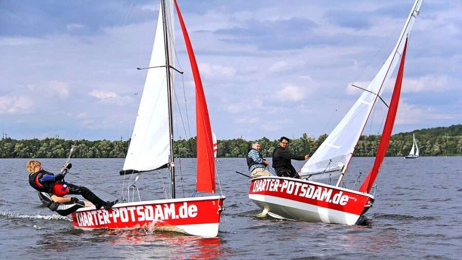 Zwei Jollen segeln auf dem Templiner See