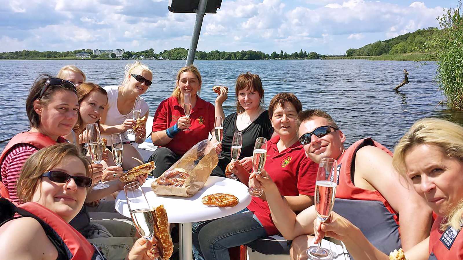 Gruppenfoto von einer gelungenen Bootstour auf dem Templiner See
