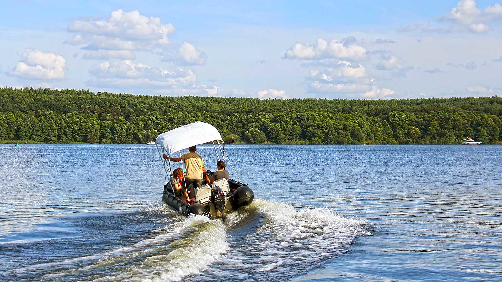 Whaly: Ein Sportboot mieten am Templiner See